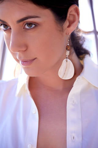 CREAM SAND AND SHELL EARRINGS